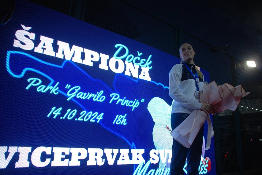 ИСТОЧНО САРАЈЕВО, 14. ОКТОБРА /СРНА/ - Велики број грађана Источног Сарајева дочекао је вечерас свјетског вицешампиона у каратеу Марину Куртеш.	