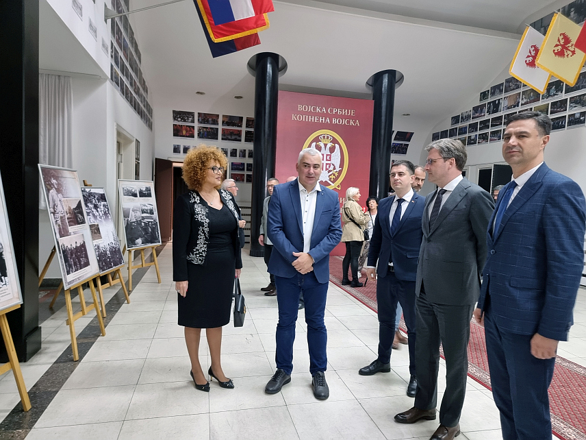 НИШ, 14. ОКТОБРА /СРНА/ - Министар културе Србије Никола Селаковић рекао је вечерас на Свечаној академији поводом 80 година од ослобођења Ниша у Другом свјетском рату да је ово још једна прилика да српски народ учврсти своју припадност антифашистичком дијелу човјечанства и истакао да је српски народ тада, као и данас, био на правој страни историје.