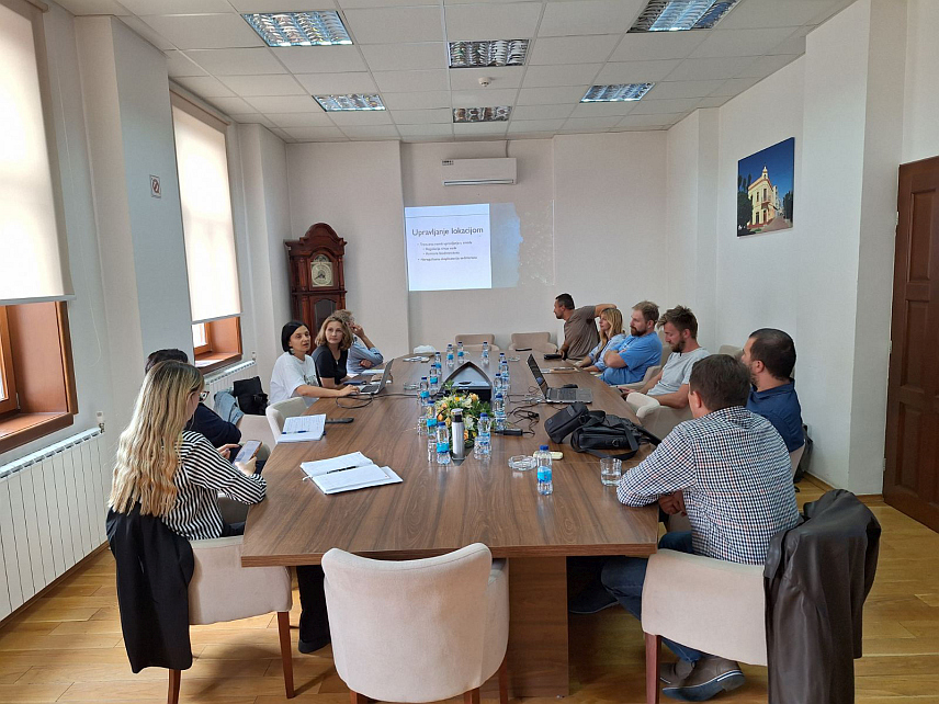 ШАМАЦ, 15. ОКТОБАР /СРНА/ - Састанак представника општине Шамац, УНДП-а, сарадника на пројекту из Бања Луке и Сарајева о рестаурације заштићене баре Тишина код Шамца.