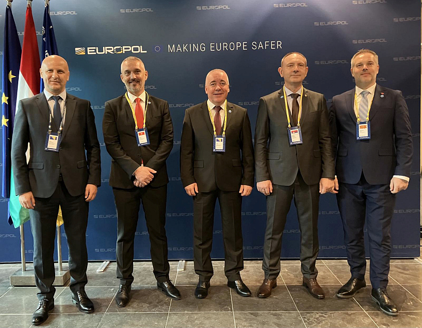 САРАЈЕВО, 15. ОКТОБРА /СРНА/ - Директор Полиције Републике Српске Синиша Кострешевић и директор Сипе Дарко Ћулум са челницима Европола.
