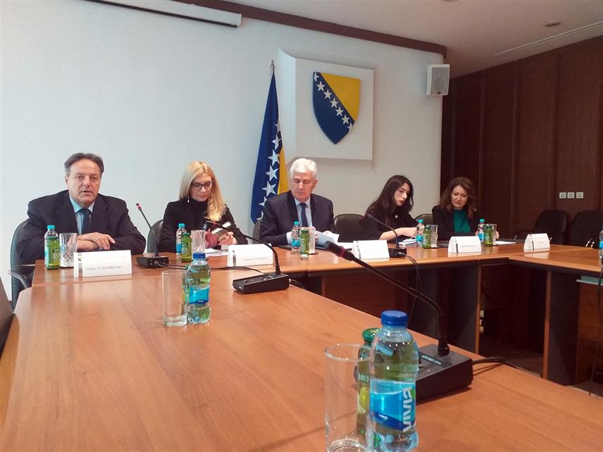 САРАЈЕВО, 15. ОКТОБРА /СРНА/ - Предсједавајући Дома народа Парламентарне скупштине БиХ Драган Човић најавио је да ће наставак прекинуте сједнице бити одржан 29. октобра, чиме ће овај дом практично престати са блокадом.