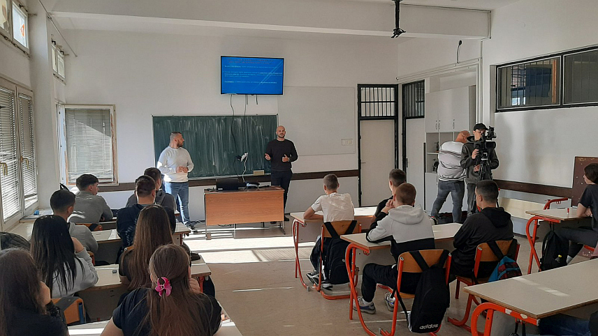 ПРИЈЕДОР, 15. ОКТОБРА /СРНА/ - Припадници ПУ Приједор данас за ученике Машинске школе у Приједору одржали предавање о превенцији вршњачког насиља у оквиру кампање Министарства унутрашњих послова "Стоп вршњачком насиљу!" која траје од 10. октобра до 15. новембра.