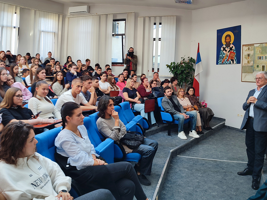 ГРАДИШКА, 15. ОКТОБРА /СРНА/ - Градишким гимназијалцима данас је одржано предавање о концентрационом логору Старо сајмиште у Београду.