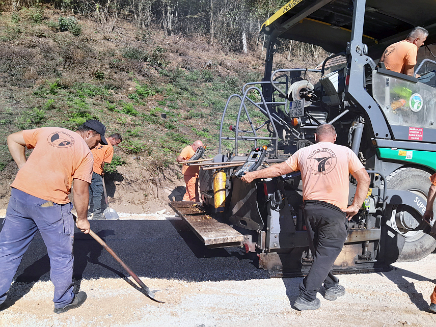 ЈЕЗЕРО, 15. ОКТОБРА /СРНА/ - У селима Присоје и Перућица на подручју општине Језеро данас је асфалтирано око 500 метара уз финансијску подршку Владе Републике Српске, а вриједност радова је око 70.000 КМ.