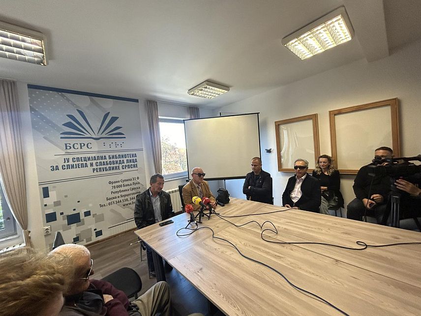 БАЊАЛУКА, 15. ОКТОБРА /СРНА/ - Предсједник Градске организације слијепих Бањалука Мирослав Мандић са сарадницима на конференцији за новинаре данас у Бањалуци.	