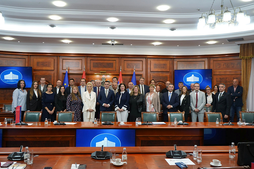 БЕОГРАД, 15. ОКТОБРА /СРНА/ - Министар без портфеља у Влади Србије задужен за односе са дијаспором Ђорђе Милићевић одржао је данас састанак у Београду са градоначелницима и предсједницима општина у Србији.	