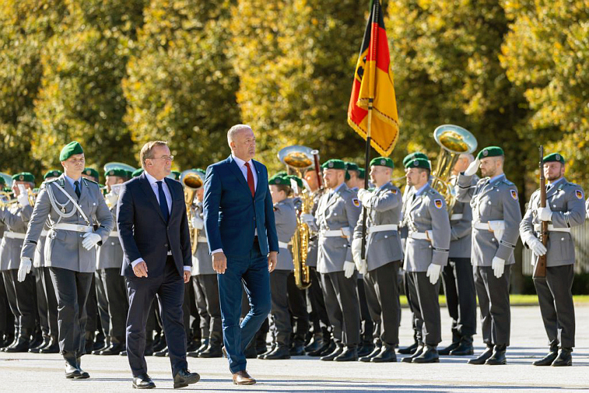 БЕРЛИН, 15. ОКТОБРА /СРНА/ - Министар одбране у Савјету министара Зукан Хелез и њемачки министар одбране Борис Писторијус истакли су током састанка у Берлину да двије земље имају добре и пријатељске односе које треба његовати и јачати.