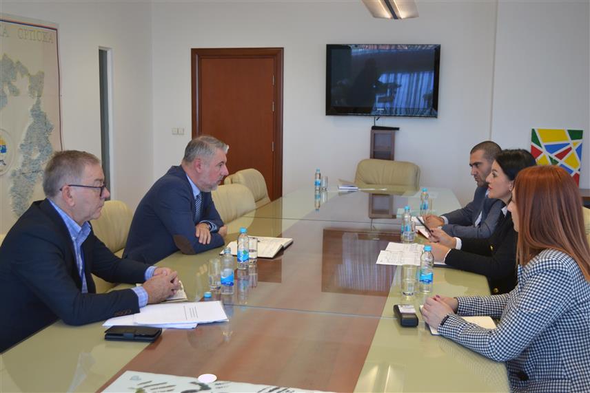 БАЊАЛУКА, 15. ОКТОБРА /СРНА/ - Министар здравља и социјалне заштите Републике Српске Ален Шеранић разговарао је данас са савјетником предсједника Републике Српске Соњом Давидовић и вршиоцем дужности директора Завода за трансфузијску медицину Страхињом Јуришићем о реализацији активности за оснивање и опремање лабораторије за ХЛА типизацију ткива у Заводу.	
