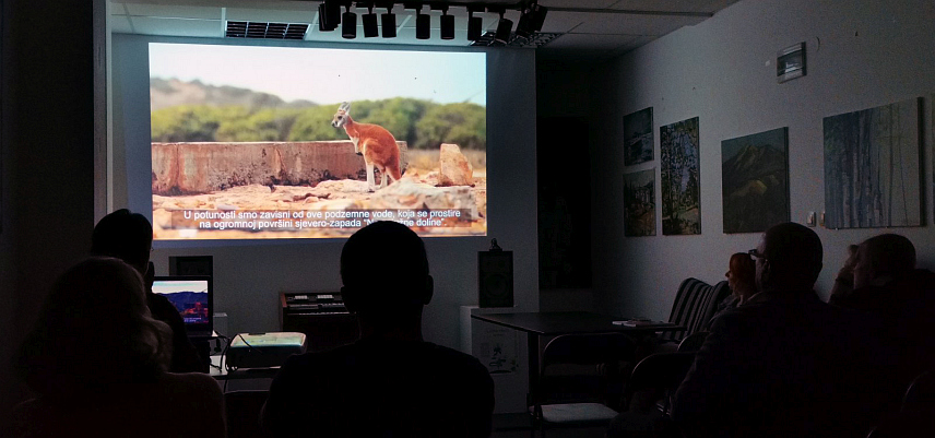 ДОБОЈ, 15. ОКТОБРА /СРНА/ - У Културном склоништу у Добоју приказани су документарни еколошки филмови "Изван граница", енглеске Фондације за заштиту природе и "Природа вас треба", аустралијског продуцента Марка Пирса, који су добитници многобројних награда на међународним фестивалима.	