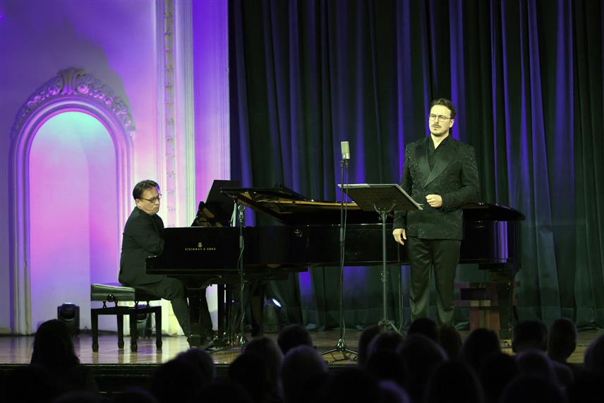 БАЊАЛУКА, 15. ОКТОБРА /СРНА/ - Баритон Васа Стајкић и пијаниста Арсен Чаркић одржали су вечерас концерт у Бањалуци у оквиру Интернационалног музичког фестивала "Јесења соната" на којем су изводили најљепше руске романсе.