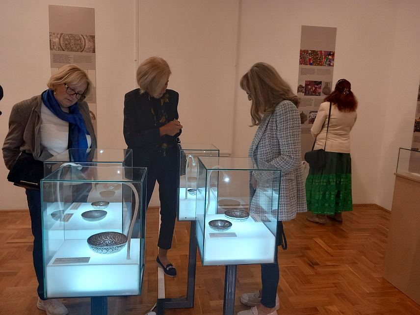 ТРЕБИЊЕ, 15.ОКТОБРА /СРНА/ - Разноврсно и богато декорисано посуђе од племенитих метала, сакупљано током више од 150 година, представљено је вечерас на изложби "Између трпезе и софре. Металне посуде од 13. до 19. века у збиркама Народног музеја Србије" у требињском Музеју Херцеговине у оквиру манифестације "Дани Србије у Српској".	