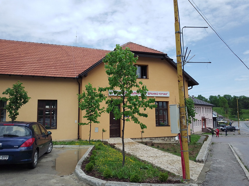 ХАН ПИЈЕСАК, 16. ОКТОБРА /СРНА/ - У Народној библиотеци "Бранко Чучак" на Хан Пијеску у петак, 18. октобра, биће промовисана књига "Ораховац рововима омеђен" аутора Борислава Косановића, рекли су Срни у овој Јавној установи.