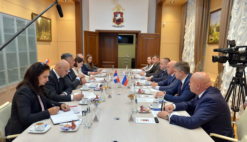 БАЊАЛУКА, 16. ОКТОБРА /СРНА/ - Министар унутрашњих послова Републике Српске Синиша Каран и директор полиције Републике Српске Синиша Костешевић бораве у службеној посјети Руској Федерацији, гдје су се састали са руководством Главне управе МУП-а за град Москву са којима МУП Републике Српске има потписан Меморандум о сарадњи још од 2015. године.