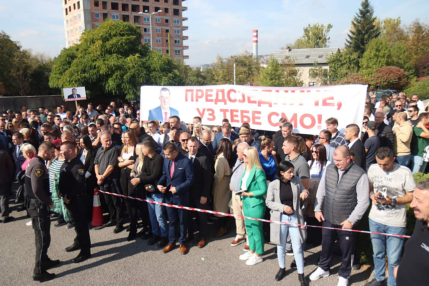 САРАЈЕВО, 16. ОКТОБРА /СРНА/ - Огроман број грађана из свих дијелова Републике Српске окупио се и данас пред зградом Суда БиХ у Сарајеву да пружи подршку предсједнику Републике Милораду Додику и вршиоцу дужности директора "Службеног гласника" Милошу Лукићу, пред ново рочиште у поступку који се против њих води због "непоштовања одлука Кристијана Шмита". /Фото - Борислав Здриња/