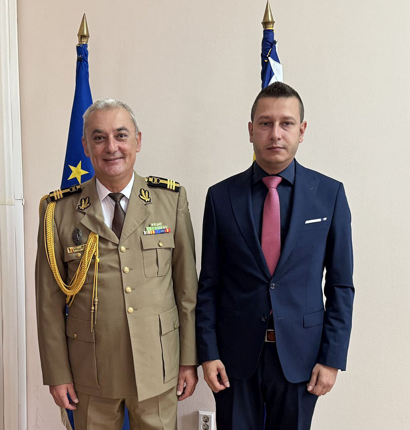 САРАЈЕВО, 16. ОКТОБРА /СРНА/ - Замјеник министара одбране у Савјету министара Александар Гогановић у разговору са војним аташеом Румуније у БиХ пуковником Робертином Чобануом.