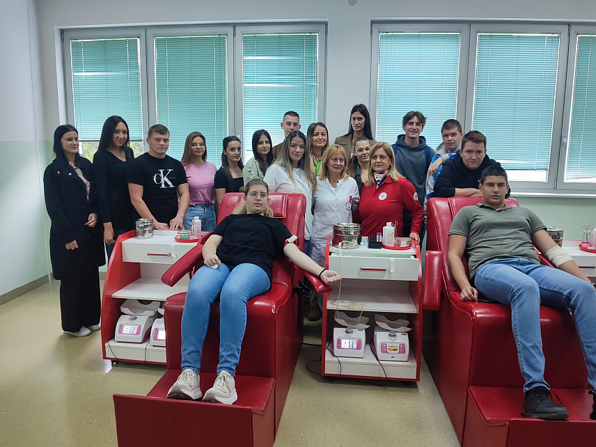 ГРАДИШКА, 16. ОКТОБРА /СРНА/ - За овогодишњу јесењу акцију добровољног давалаштва крви, коју је Црвени крст Градишка организовао у сарадњи са три градишке средње школе, пријавило се око 100 средњошколаца, а драгоцјену течност дало је њих око 80.