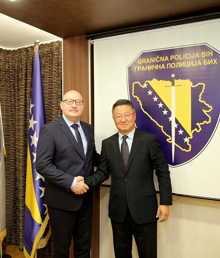 САРАЈЕВО, 16. ОКТОБРА /СРНА/ - Директор Граничне полиције БиХ Мирко Купрешаковић данас је на састанку у Сарајеву захвалио отправнику послова у Амбасади Кине у БиХ Мјаоу Дакеу за континуирану подршку у јачању капацитета Граничне полиције.