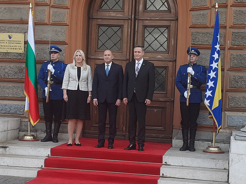 САРАЈЕВО, 16. ОКТОБРА /СРНА/ - Чланови Предсједништва БиХ Жељка Цвијановић и Денис Бећировић данас су у Сарајеву уз највише почасти дочекали предсједника Бугарске Румена Радева.