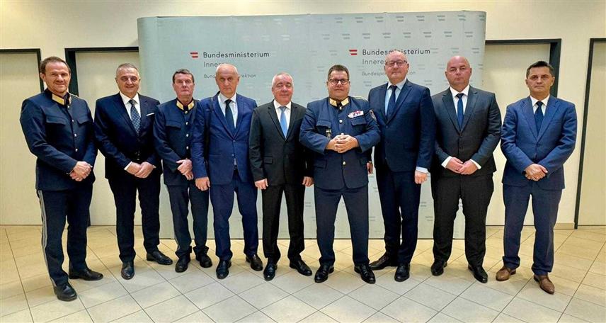 ИСТОЧНО САРАЈЕВО, 16. ОКТОБРА /СРНА/ - Директор Агенције за истраге и заштиту БиХ Дарко Ћулум током посјете Аустрији и у разговору са директором аустријске Савезне управе полиције Михаелом Такачом.