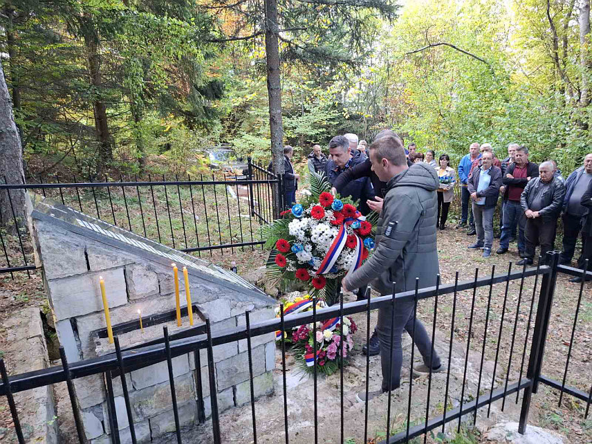 ВИШЕГРАД, 16. ОКТОБРА /СРНА/ - Код спомен-обиљежја на брду Меремишље недалеко од Вишеграда данас су обиљежене 32 године од страдања 28 бораца Војске Републике Српске из Вишеграда и Рудог које су у једном дану на том мјесту убили припадници такозване Армије БиХ.