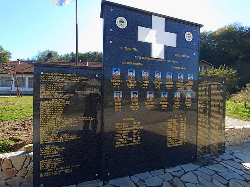 БРАТУНАЦ, 16. ОКТОБРА /СРНА/- У братуначкој мјесној заједници Осамско завршава се изградња споменика погинулим српским борцима из овог села и сусједних заселака у Одбрамбено-отаџбинском рату.	