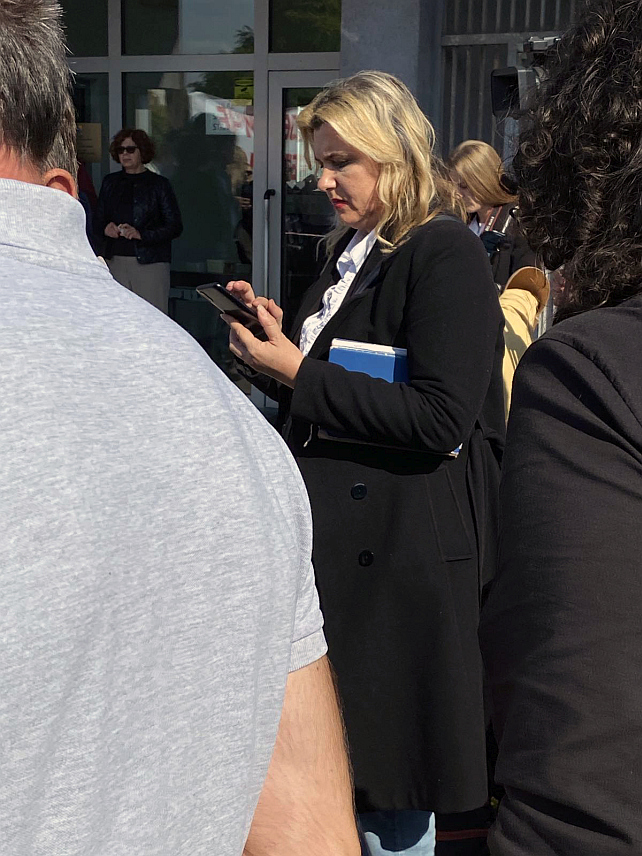 САРАЈЕВО, 16. ОКТОБРА /СРНА/ - Припадници Еуфора данас су уочи рочишта предсједнику Републике Српске Милораду Додику били испред Суда БиХ у Сарајеву, као и у згради ове правосудне институције, док је преводилац Еуфора Елма Дураковић пописивала новинаре који прате ово суђење.