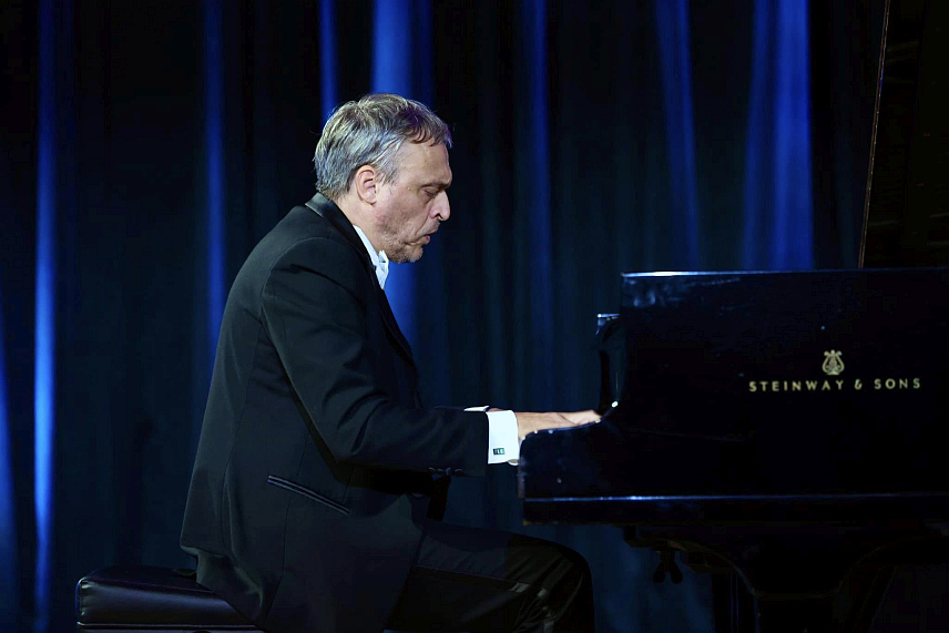 БАЊАЛУКА, 18. ОКТОБРА /СРНА/ - Италијански пијаниста свјетског гласа Лоренцо ди Бела представио се вечерас бањалучкој публици у оквиру Интернационалног музичког фестивала "Јесења соната".