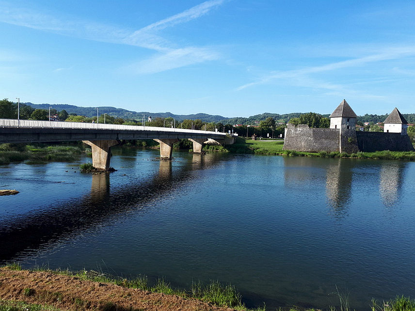 КОСTАЈНИЦА, 16. ОКТОБРА /СРНА/ - Мост на Уни који спаја Костајницу на десној и Хрватску Костајницу на лијевој обали ове ријеке постојао је од давнина на истом мјесту на којем се налази и данас.