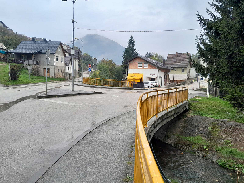 МРКОЊИЋ ГРАД, 17. ОКТОБРА /СРНА/ - Зборички мост или Ћуприја, како га од давнина називају старосједиоци Мркоњић Града, спаја обале Црне ријеке, која протиче кроз ову општину.