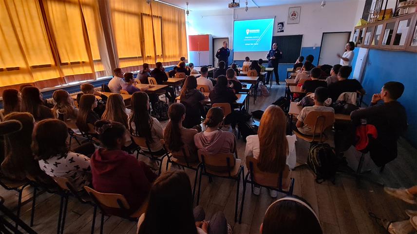ДОБОЈ, 17. OKТОБРА /СРНА/ - Помоћник командира Полицијске станице Добој један Срђан Кнежевић одржао је предавање о вршњачком насиљу за ученике Основне школе "Вук Стефановић Караџић".