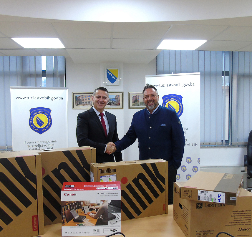 САРАЈЕВО, 17. ОКТОБРА /СРНА/ - У Tужилаштву БиХ је извршена примопредаја донације компјутерске и информатичке опреме коју је организација ГИЗ донирала Tужилаштву.