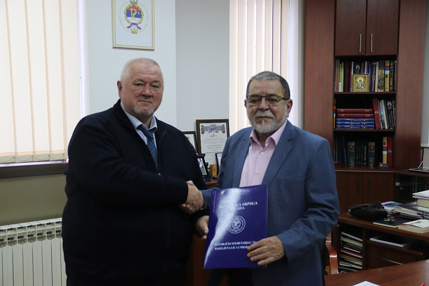 БАЊАЛУКА, 17. ОКТОБРА /СРНА/ - Директор Секретаријата за расељена лица и миграције Републике Српске Давор Чордаш и градоначелник Дервенте Милорад Симић потписали су у Дервенти уговор о суфинансирању завршетка изградње пута у насељу Врхови, за који је Секретаријат издвојио 30.000 КМ.