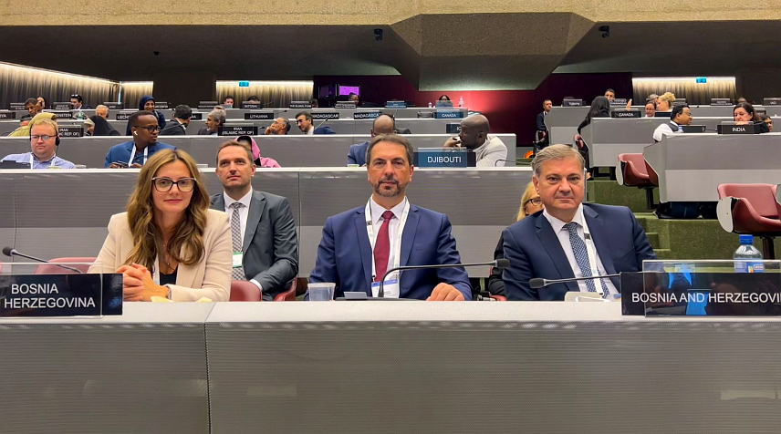 САРАЈЕВО, 17. ОКТОБРА /СРНА/ - Замјеник предсједвајућег Представничког дома Парламентарне скупштине БиХ Маринко Чавара састао се у Женеви са амбасадором БиХ у Сталној мисији при УН Бојаном Вујићем и његовим замјеником Луцијом Љубић о улози коју БиХ има на мултилатералним платформама, те о изазовима и приликама које се отварају за јачање дипломатске присутности БиХ у УН и међународним организацијама.