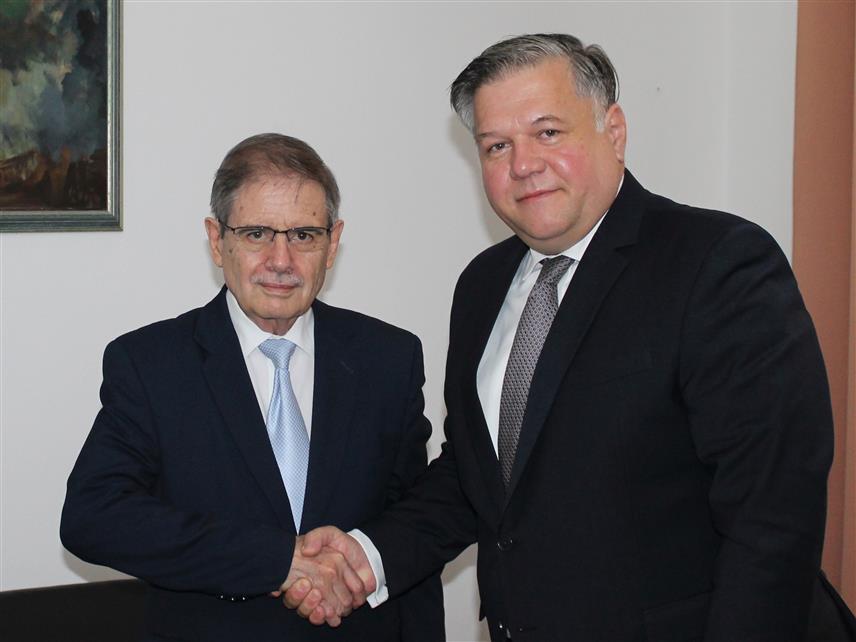 САРАЈЕВО, 17. ОКТОБРА /СРНА/ - Замјеник министра иностраних послова у Савјету министара Јосип Бркић састао се данас у Сарајеву са нерезидентним амбасадором Кубе за БиХ Гиљермом Васкезом Мореном и са амбасадором Чешке у БиХ Јаном Лолич Шинеделковом.