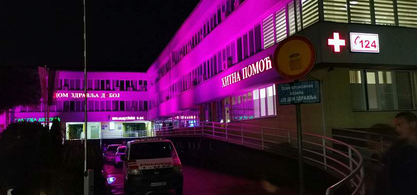 ДОБОЈ, 17. ОКТОБРА /СРНА/ - Објекат Дома здравља у Добоју вечерас је освијетљен ружичастом бојом с циљем промоције Међународног мјесеца борбе против карцинома дојке, oд којег у Републици Српској годишње оболи око 600 жена, а 150 изгуби живот.