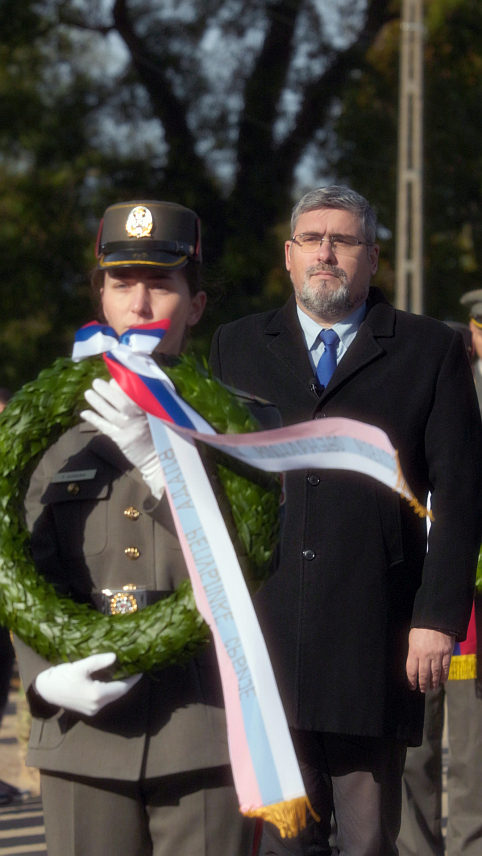 АРАД, 17. ОКТОБРА /СРНА/ - Министар за рад, запошљавање, борачка и социјална питања Србије Немања Старовић предводио је државну церемонију одавања почасти и полагања вијенаца поводом обиљежавања 109 година од страдања 4.317 српских интернираца у некадашњем концентрационом логору у румунском граду Араду.