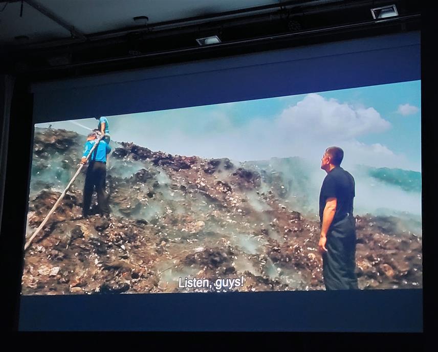 ПАЛЕ, 17. ОКТОБРА /СРНА/ - Приказивањем документарног филма "Флашароши" режисера Немање Војиновића вечерас је на Палама завршен "Филмски кампус".