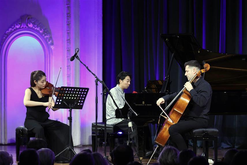 БАЊАЛУКА, 17. ОКТОБРА /СРНА/ - Концертом камерног састава "Микуно трио", кога чине вишеструко награђивани музичари из Јапана и Србије, завршен је 7. Интернационални музички фестивала "Јесења сонату".