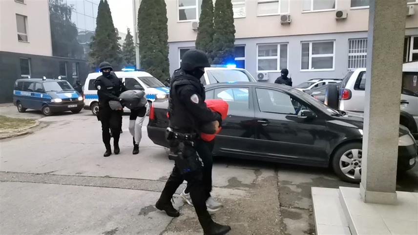 ДОБОЈ, 18. ОКТОБРА /СРНА/ - Шест лица из Добоја, који су ухапшени након што је код њих пронађена дрога и аутоматска пушка, јутрос је предато у надлежност Окружног јавног тужилаштва у Добоју.