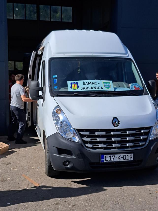 ШАМАЦ, 18. ОКTОБРА /СРНА/ - Становништву Јабланице, које је било захваћено бујичним поплавама и клизиштима јутрос је из Шамца упућена хуманитарна помоћ, вриједна 18.000 КМ.