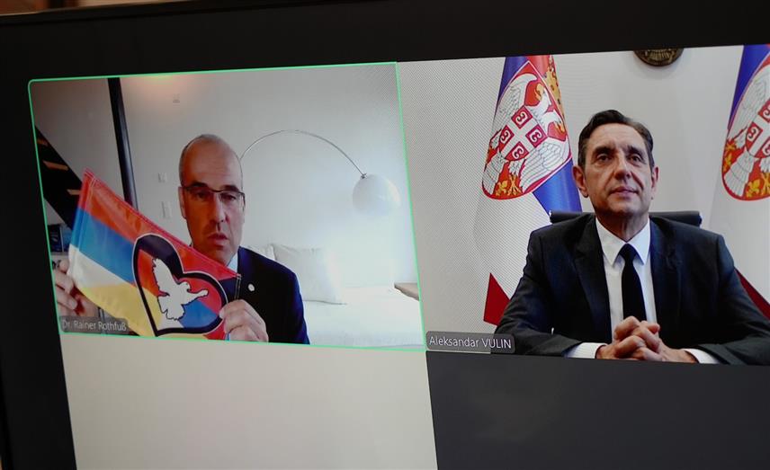 БЕОГРАД, 19. ОКТОБРА /СРНА/ - Потпредсједник Владе Србије Александар Вулин у разговору посредством видео-везе захвалио је посланику АФД-а у Бундестагу Рајнеру Ротфусу за принципијелно противљење и осуђивање НАТО бомбардовања СРЈ 1999. године и дугогодишњи активизам којим је, како је навео, увијек показивао солидарност са српским народом и борбу за признавање чињеница.