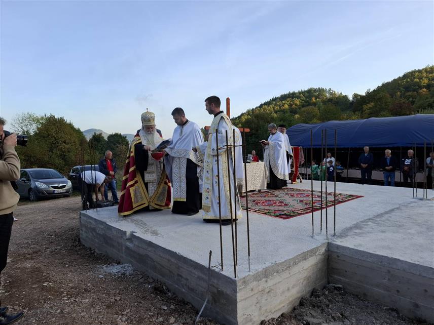ВИШЕГРАД, 19. ОКТОБРА /СРНА/ - Његово високопреосвештенство митрополит дабробосански Хризостом освештао је данас темељ Цркве Вазнесења Господњег у селу Грање код Вишеграда.