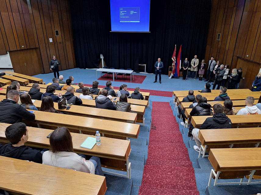 ИСТОЧНО САРАЈЕВО, 1. ОКТОБРА /СРНА/ - Декан Електротехничког факултета /ЕТФ/ Универзитета у Источном Сарајеву Божидар Поповић јутрос је поводом почетка нове академске године пожелио добродошлицу за 78 бруцоша.