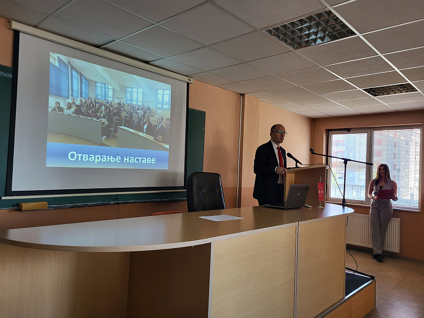 ПАЛЕ, 1. ОКТОБРА /СРНА/ - На Правном факултету Универзитета у Источном Сарајеву данас је свечано почела нова академска година за 106 студената првог циклуса, што је за 16 одсто више него прошле године.