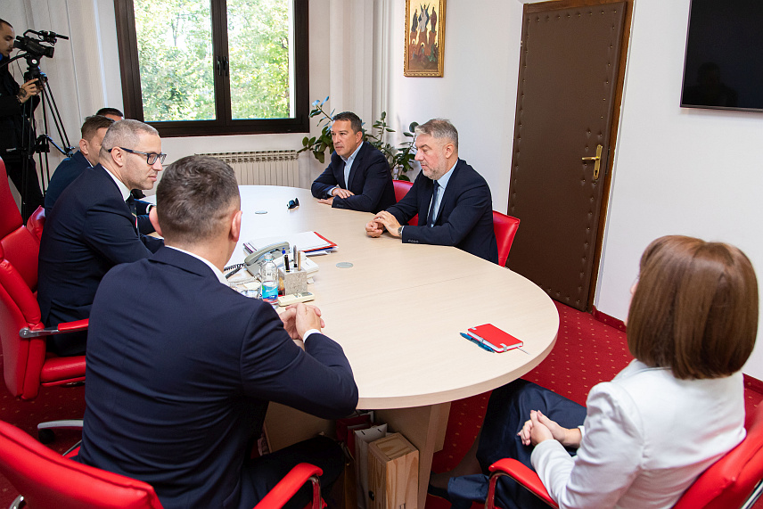 ПРЊАВОР, 1. ОКТОБРА /СРНА/ - Министар здравља и социјалне заштите Републике Српске Ален Шеранић након састанка са градоначелником Прњавора Дарком Томашем, предсједником Скупштине града Жељком Симићем, директором Дома здравља Бојаном Суботићем и директором Центра за социјални рад Драганом Радуловић.