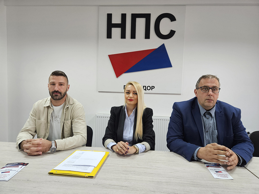 ПРИЈЕДОР, 1. ОКТОБРА /СРНА/ - Кандидат Народне партије Српске /НПС/ за одборника у Скупштини града Приједора Никола Вукадиновић, одборнички кандидат Драгана Алексић и кандидат за одборника Игор Јаворић на конференцији за новинаре у Приједору.