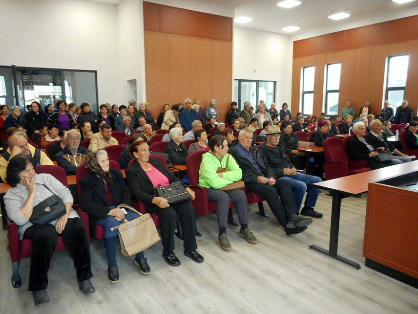 БРАТУНАЦ, 1. ОКТОБРА /СРНА/ - Начелник општине Братунац Лазар Продановић данас је потписао рјешења за 507 пензионера о исплати 100 КМ једнократне помоћи, која су им уручена, а средства ће бити уплаћена у току наредна два дана.