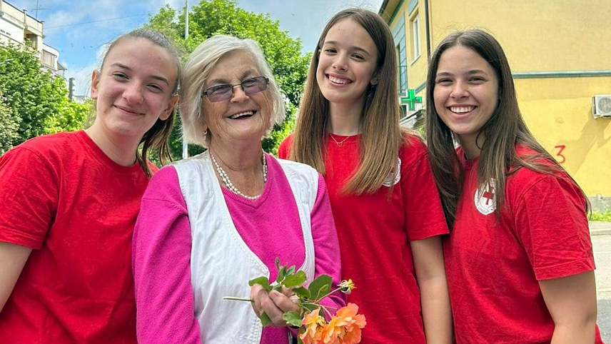 ПАЛЕ, 1. ОКТОБРА /СРНА/ - Црвени крст Републике Српске данас обиљежава Међународни дан старијих особа, а у оквиру тога биће организоване посјете и дружења са корисницима програма кућне његе и лицима која бораве у старачким домовима.