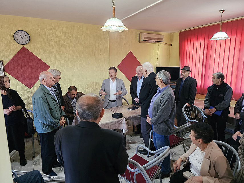 УГЉЕВИК, 1. ОКТОБРА /СРНА/ - Општина Угљевик додијелила је по 100 КМ за 350 пензионера чије су пензије ниже од 400 КМ.