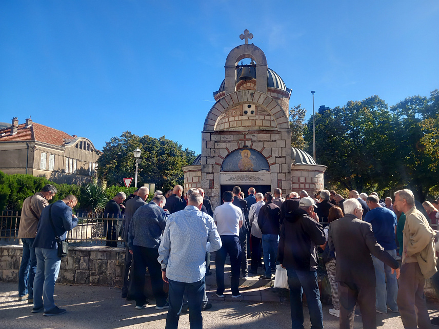 TРЕБИЊЕ, 1. ОКТОБРА /СРНА/ - У Требињу су данас обиљежене 33 година од напада хрватских снага на подручје овог града 1. октобра 1991. године када је погинуло 19 бораца. Помен погинулима служен је у Цркви Светог кнеза Лазара, а потом је положено цвијеће на Споменик браниоцима Tребиња.